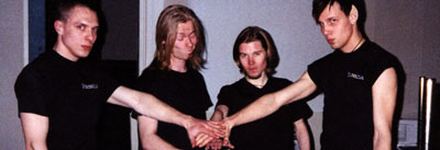  Vasemmalta: Kake, Hyrde, Pexi ja Tero keikalla Kouvolan Meduusa-festivaaleilla 2002.